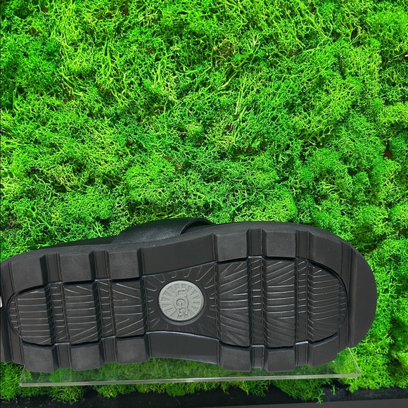 UGG Men's Capitola Leather Flip Flop - Picture 12 of 12